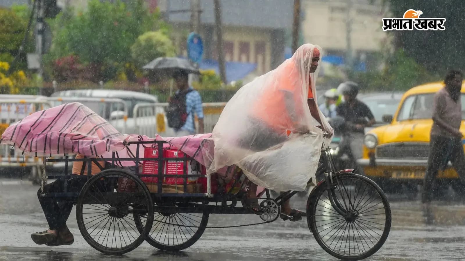 भारी बारिश के बीच प्लास्टिक के सहारे सड़क पर चलता रिक्शा वाला, फोटो पीटीआई भारी बारिश के बीच प्लास्टिक के सहारे सड़क पर चलता रिक्शा वाला, फोटो पीटीआई