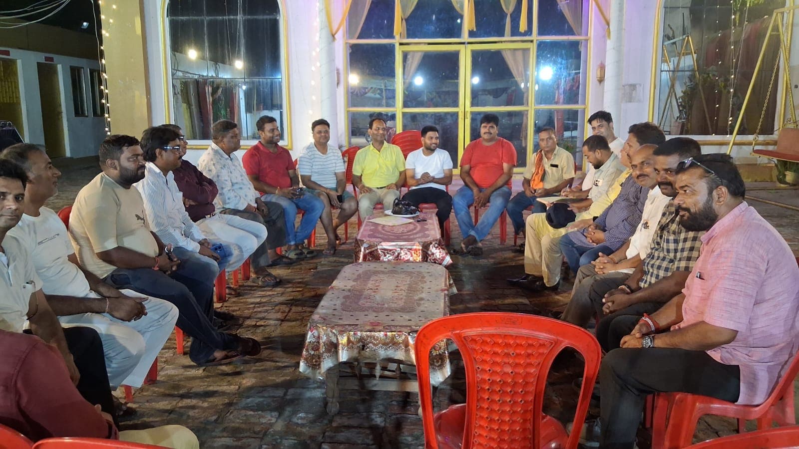 हथुआ रेलवे जंक्शन पर ट्रेनों के ठहराव की मांग: विधायक और सांसद से मिलेगा नागरिक अधिकार मंच का प्रतिनिधिमंडल हथुआ रेलवे जंक्शन पर ट्रेनों के ठहराव की मांग: विधायक और सांसद से मिलेगा नागरिक अधिकार मंच का प्रतिनिधिमंडल