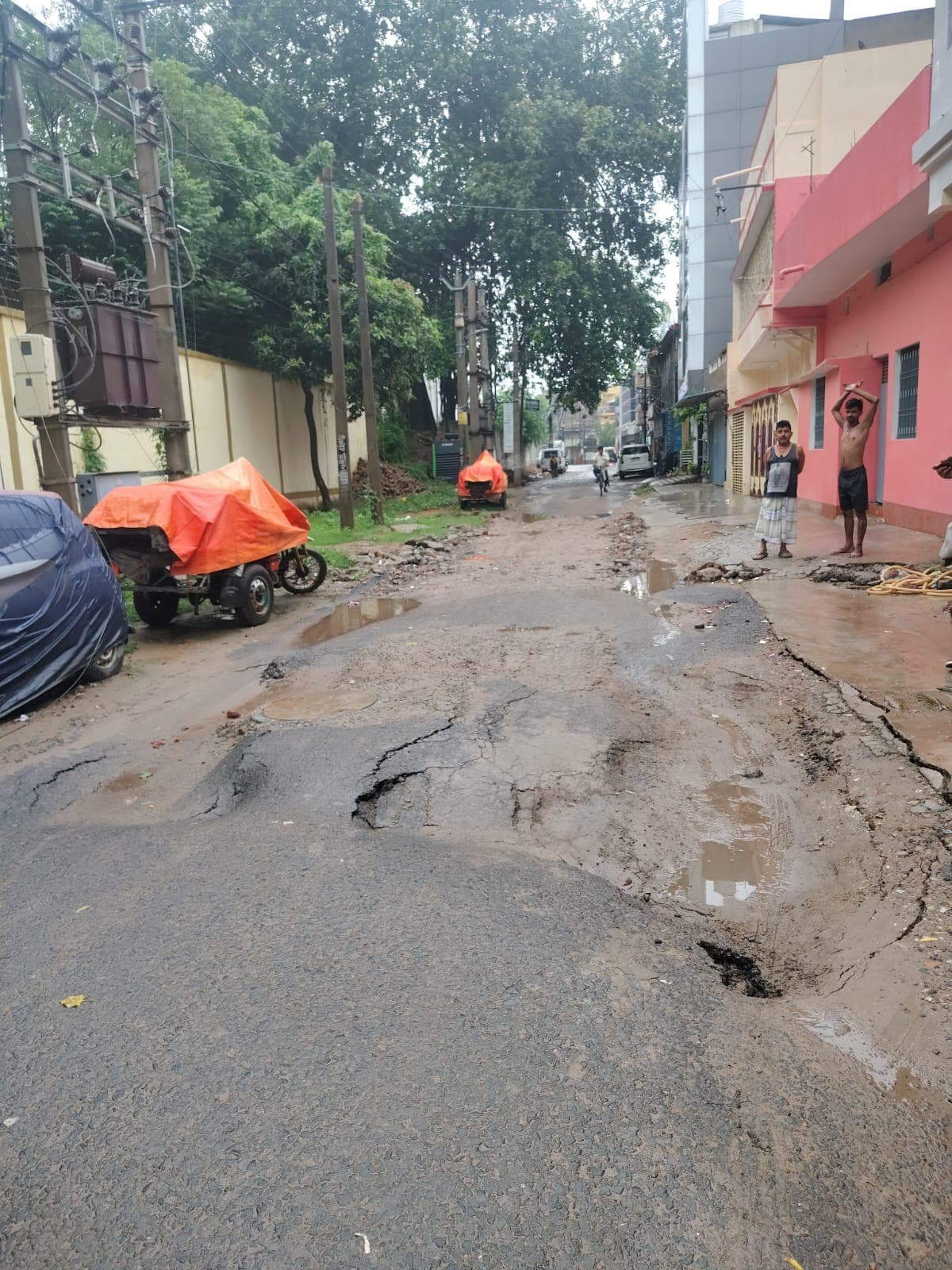 मूसलाधार बारिश से धंसी सदर अस्पताल के पीछे की सड़क, कई इलाकों में बिजली गुल मूसलाधार बारिश से धंसी सदर अस्पताल के पीछे की सड़क, कई इलाकों में बिजली गुल