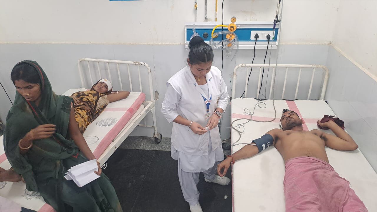 जमीन पर झोपड़ी बनाने पहुंचे दंपती पर हमला, लाठी-डंडे से पीटकर किया घायल जमीन पर झोपड़ी बनाने पहुंचे दंपती पर हमला, लाठी-डंडे से पीटकर किया घायल