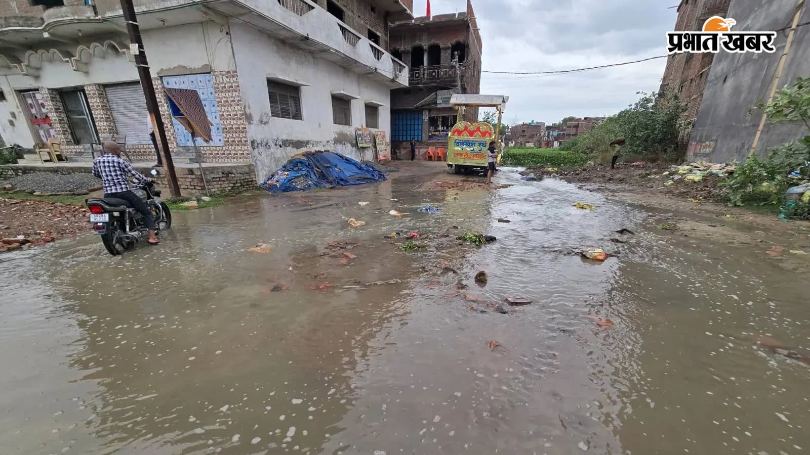 मीरगंज नगर परिषद के लक्ष्मी नगर मोहल्ले में सड़क पर जमा पानी के बीच जाता बाइक सवार मीरगंज नगर परिषद के लक्ष्मी नगर मोहल्ले में सड़क पर जमा पानी के बीच जाता बाइक सवार