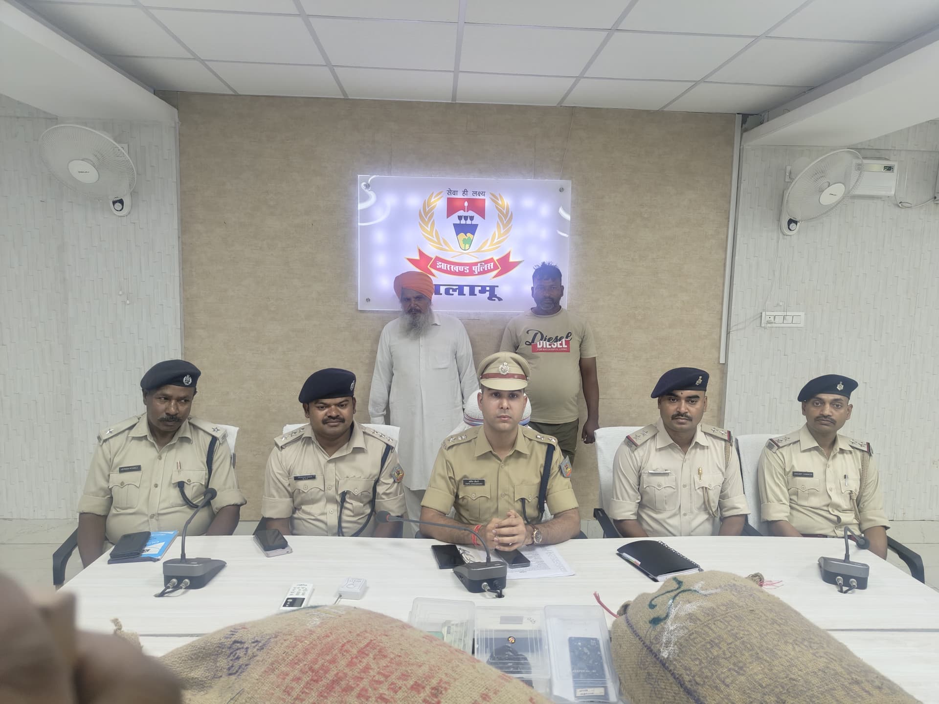 पलामू में 10 लाख का डोडा व अफीम बरामद, पांच गिरफ्तार पलामू में 10 लाख का डोडा व अफीम बरामद, पांच गिरफ्तार