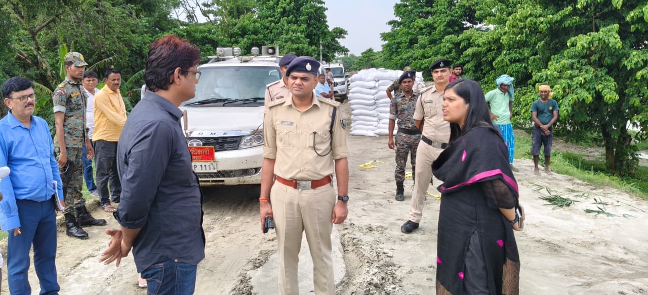 डीएम एवं एसपी ने तटबंधों का निरीक्षण कर मरम्मत और अतिक्रमण मुक्त कराने का 5 दिनों का दिया सख्त निर्देश डीएम एवं एसपी ने तटबंधों का निरीक्षण कर मरम्मत और अतिक्रमण मुक्त कराने का 5 दिनों का दिया सख्त निर्देश