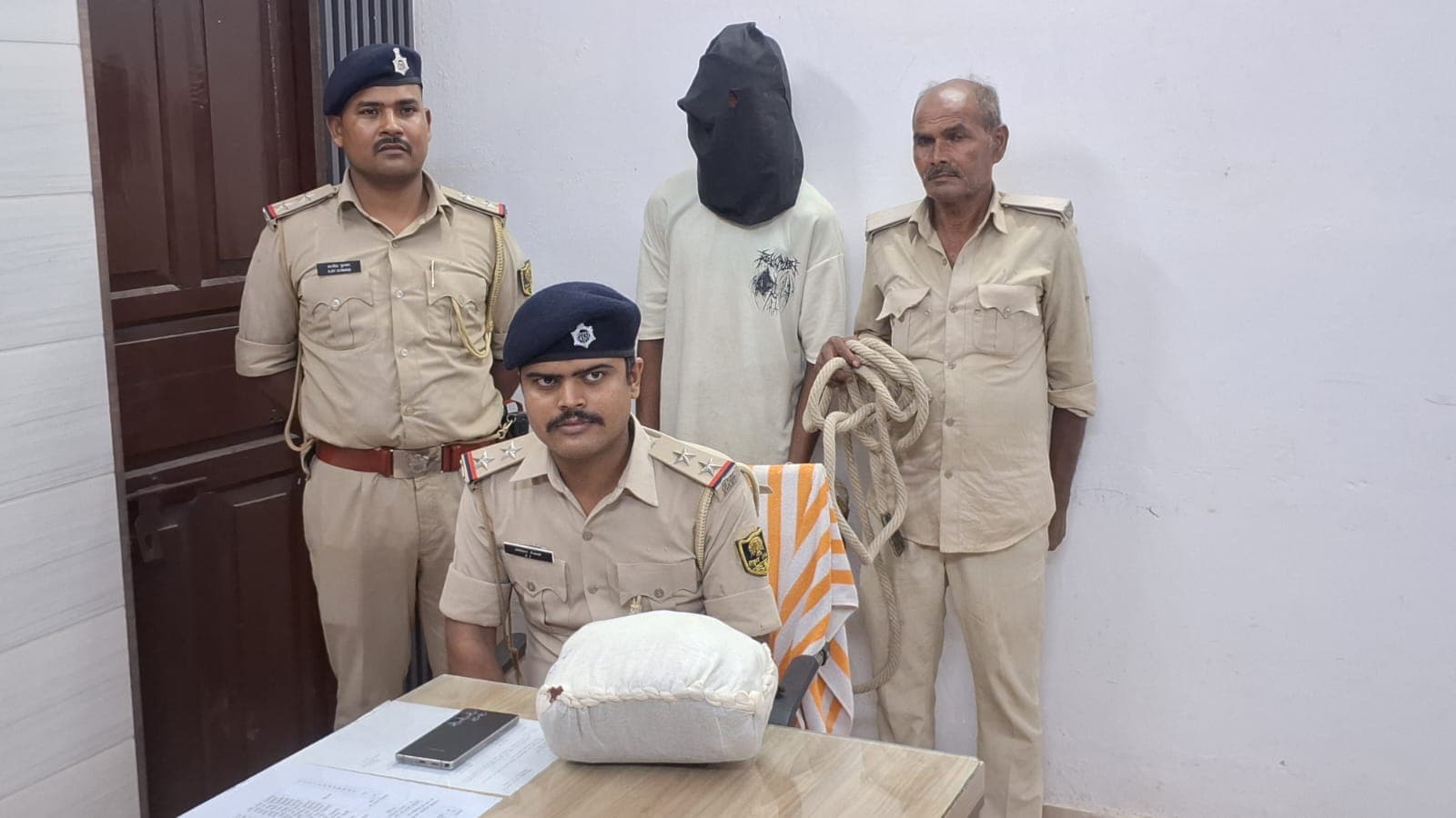 साहरघाट थाना के निकट तिराहा मोड़ के पास से 2.1 किग्रा गांजा के साथ एक नेपाली तस्कर गिरफ्तार साहरघाट थाना के निकट तिराहा मोड़ के पास से 2.1 किग्रा गांजा के साथ एक नेपाली तस्कर गिरफ्तार