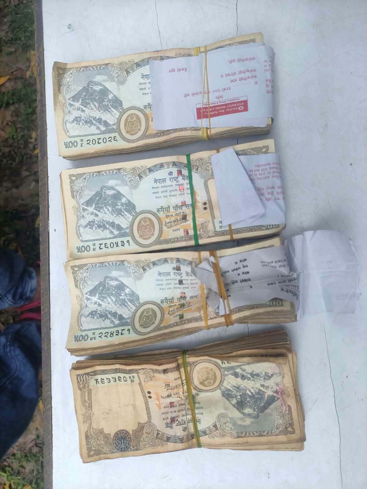 भारत-नेपाल सीमा पर नेपाली मुद्रा के साथ बंगाल का युवक गिरफ्तार. भारत-नेपाल सीमा पर नेपाली मुद्रा के साथ बंगाल का युवक गिरफ्तार.