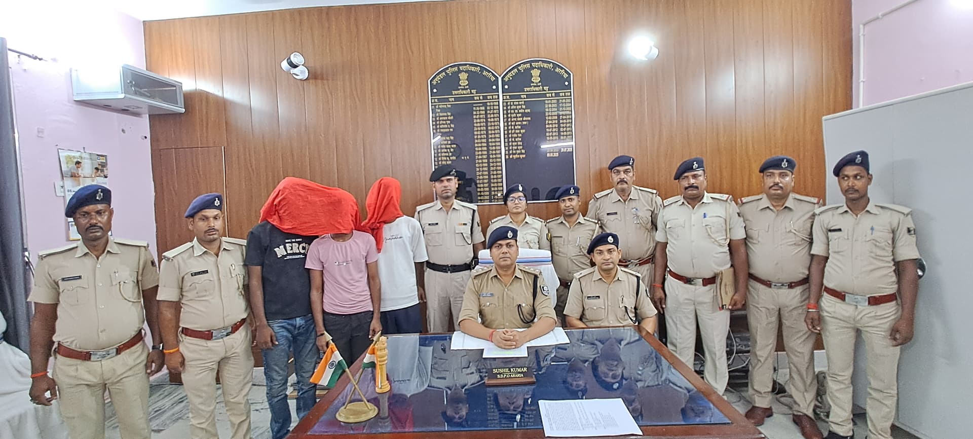 अररिया पुलिस को बड़ी कामयाबी:रानीगंज में रोड डकैती का उद्भेदन, तीन अपराधी गिरफ्तार, अल्टो कार व नगद बरामद अररिया पुलिस को बड़ी कामयाबी:रानीगंज में रोड डकैती का उद्भेदन, तीन अपराधी गिरफ्तार, अल्टो कार व नगद बरामद