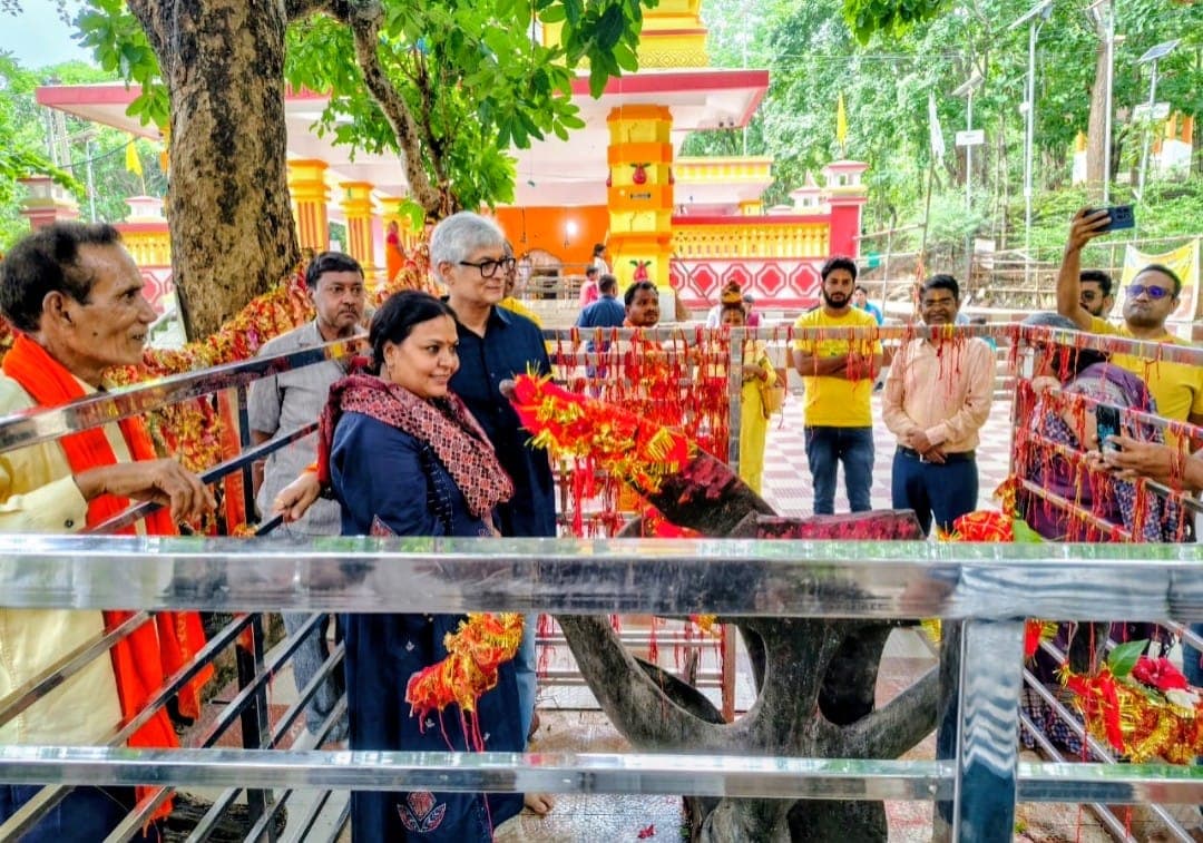 मंत्री दीपिका सिंह पांडे ने बाबा टांगीनाथ धाम में की पूजा मंत्री दीपिका सिंह पांडे ने बाबा टांगीनाथ धाम में की पूजा