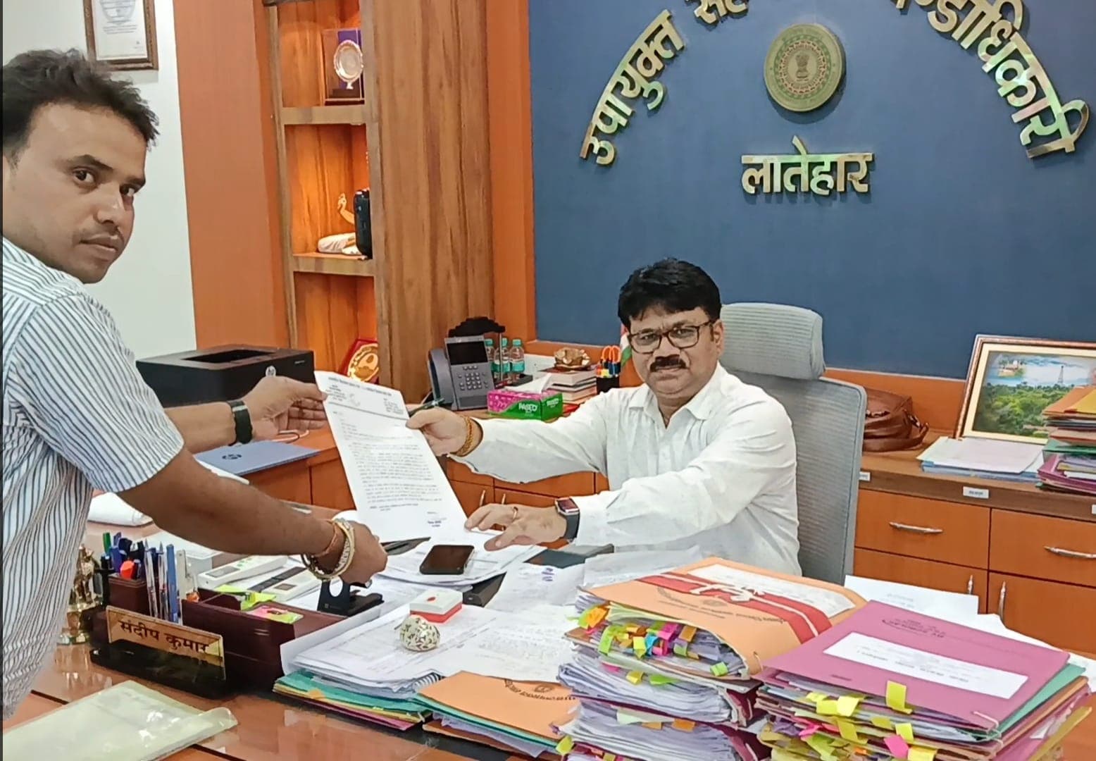 ला...उपायुक्त दिया आवेदन, वार्ड छह में आरक्षण बदलने की मांग ला...उपायुक्त दिया आवेदन, वार्ड छह में आरक्षण बदलने की मांग
