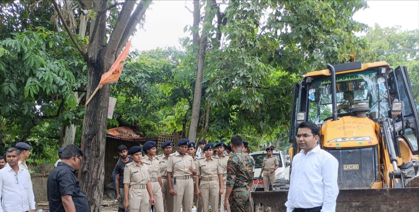 डुमरा रोड में फिर चला अतिक्रमण हटाओ अभियान, खाली करायी गयी सड़क डुमरा रोड में फिर चला अतिक्रमण हटाओ अभियान, खाली करायी गयी सड़क