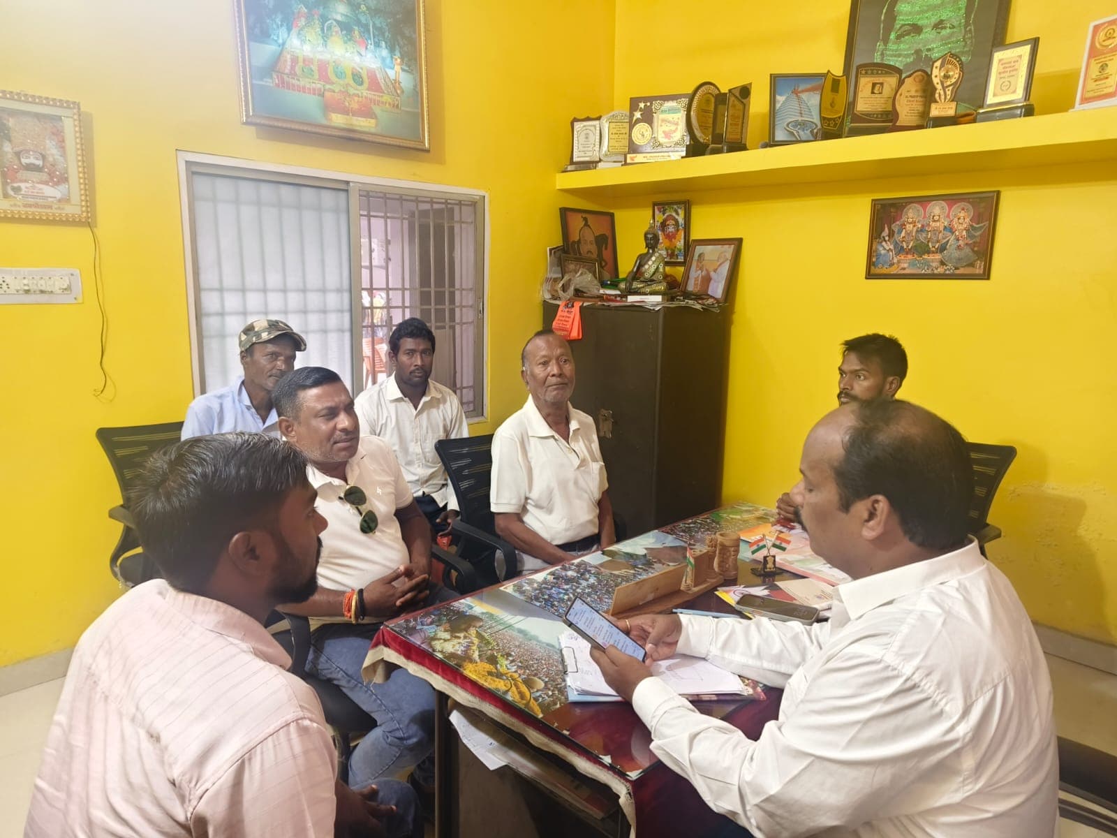 जनसुनवाई में विधायक प्रदीप प्रसाद ने सुनी लोगों की समस्याएं जनसुनवाई में विधायक प्रदीप प्रसाद ने सुनी लोगों की समस्याएं