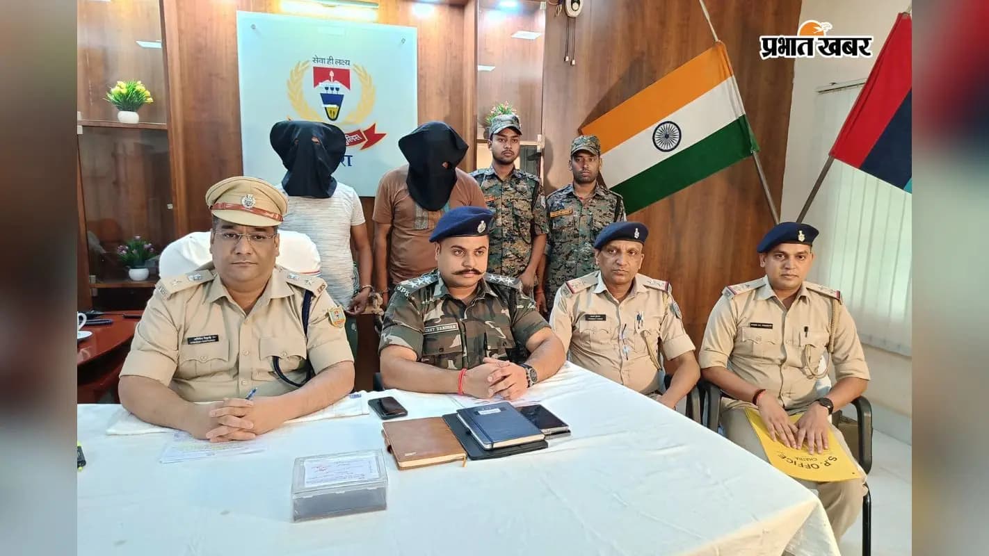 प्रेस वार्ता करती पुलिस और पीछे खड़े हैं गिरफ्तार अपराधी प्रेस वार्ता करती पुलिस और पीछे खड़े हैं गिरफ्तार अपराधी