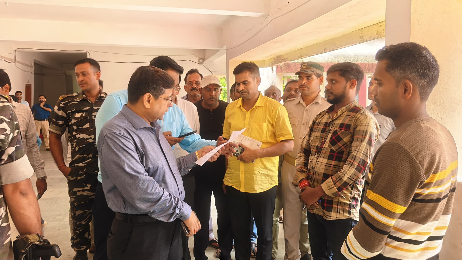 उपायुक्त ने भंडरिया व बड़गड़ प्रखंड का किया औचक दौरा, अस्पताल से गायब डॉक्टर पर कार्रवाई का निर्देश, व्यवस्था सुधारने की चेतावनी उपायुक्त ने भंडरिया व बड़गड़ प्रखंड का किया औचक दौरा, अस्पताल से गायब डॉक्टर पर कार्रवाई का निर्देश, व्यवस्था सुधारने की चेतावनी