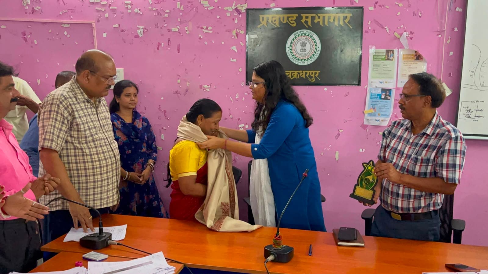 बीएलओ, सुपरवाइजर और वॉलेंटियर को प्रशासन ने शॉल व मोमेंटो देकर किया सम्मानित बीएलओ, सुपरवाइजर और वॉलेंटियर को प्रशासन ने शॉल व मोमेंटो देकर किया सम्मानित