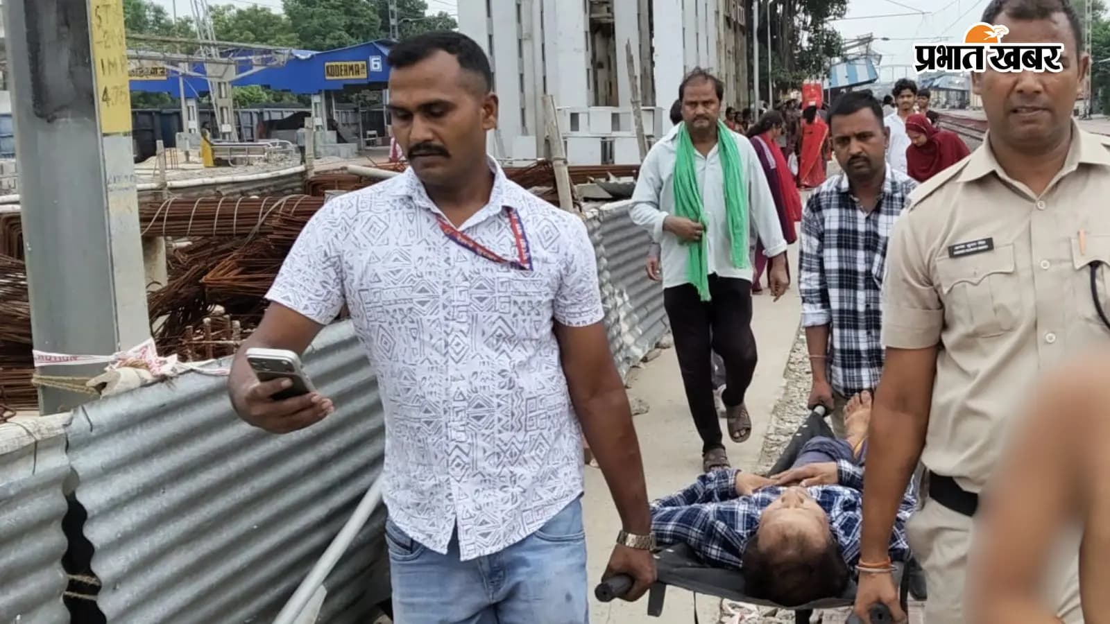 चलती ट्रेन से उतरते समय यात्री घायल, आरपीएफ की तत्परता से बची जान चलती ट्रेन से उतरते समय यात्री घायल, आरपीएफ की तत्परता से बची जान