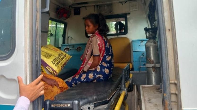 बीमार किशोरी की झाड़-फूंक से बिगड़ी स्थिति, समाजसेवी ने पहुंचाया अस्पताल बीमार किशोरी की झाड़-फूंक से बिगड़ी स्थिति, समाजसेवी ने पहुंचाया अस्पताल