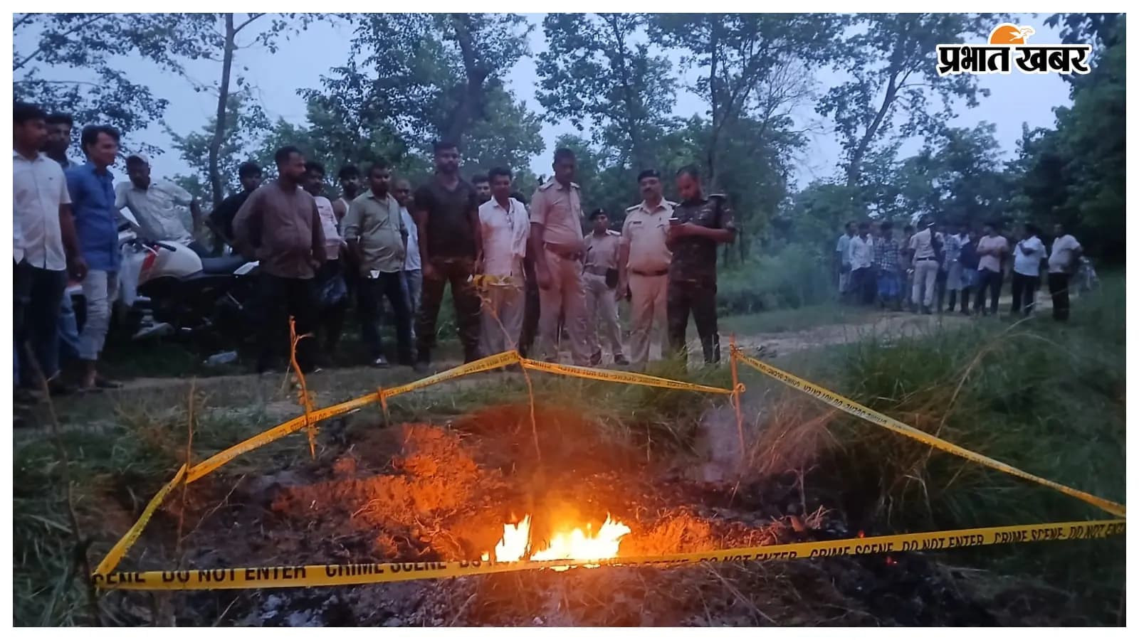 जलती चिता के पास पहुंची पुलिस जलती चिता के पास पहुंची पुलिस