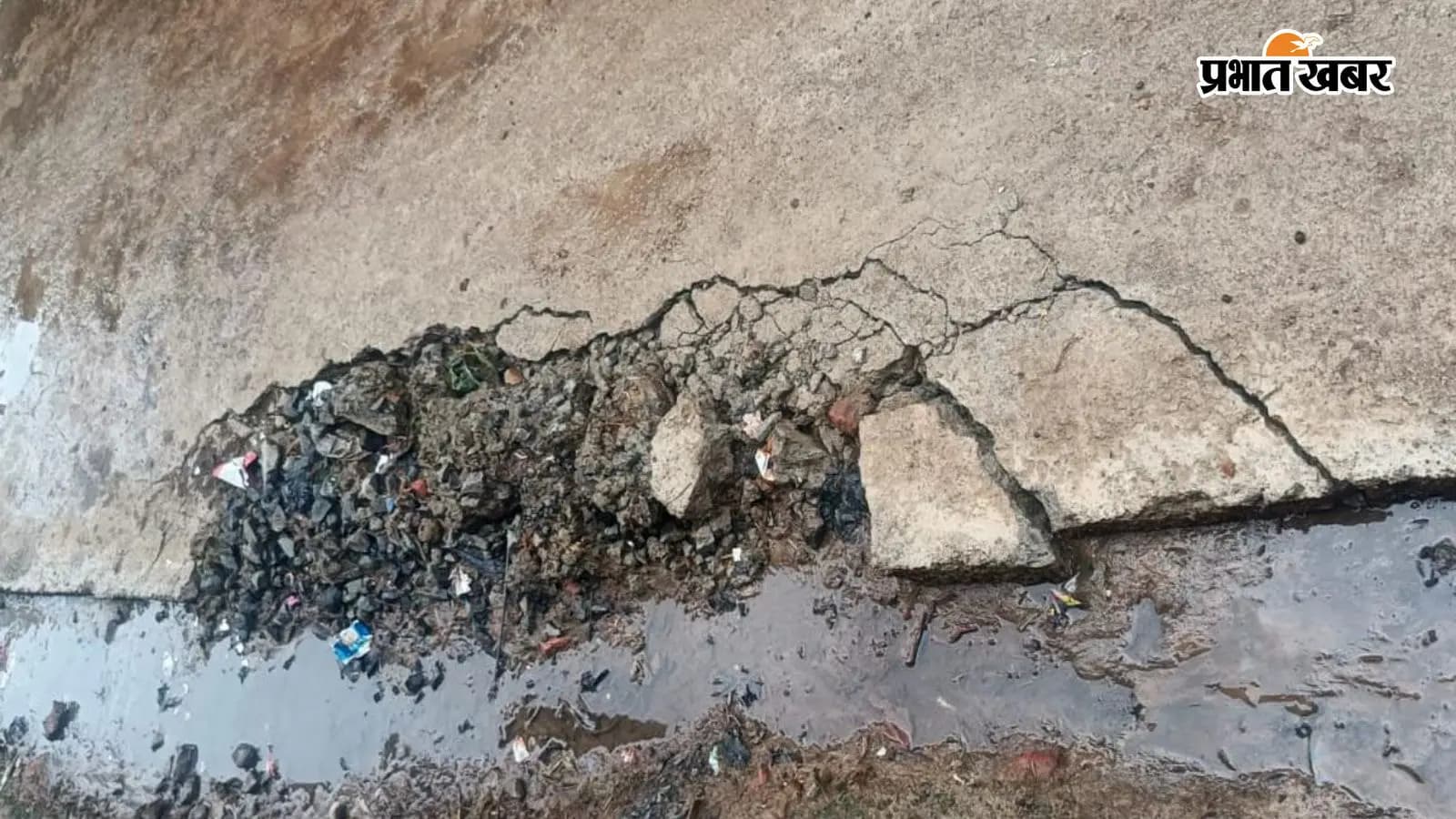 एक माह में ही क्षतिग्रस्त होने लगी नारायणी गांव की नयी सड़क, गुणवत्ता पर सवाल एक माह में ही क्षतिग्रस्त होने लगी नारायणी गांव की नयी सड़क, गुणवत्ता पर सवाल