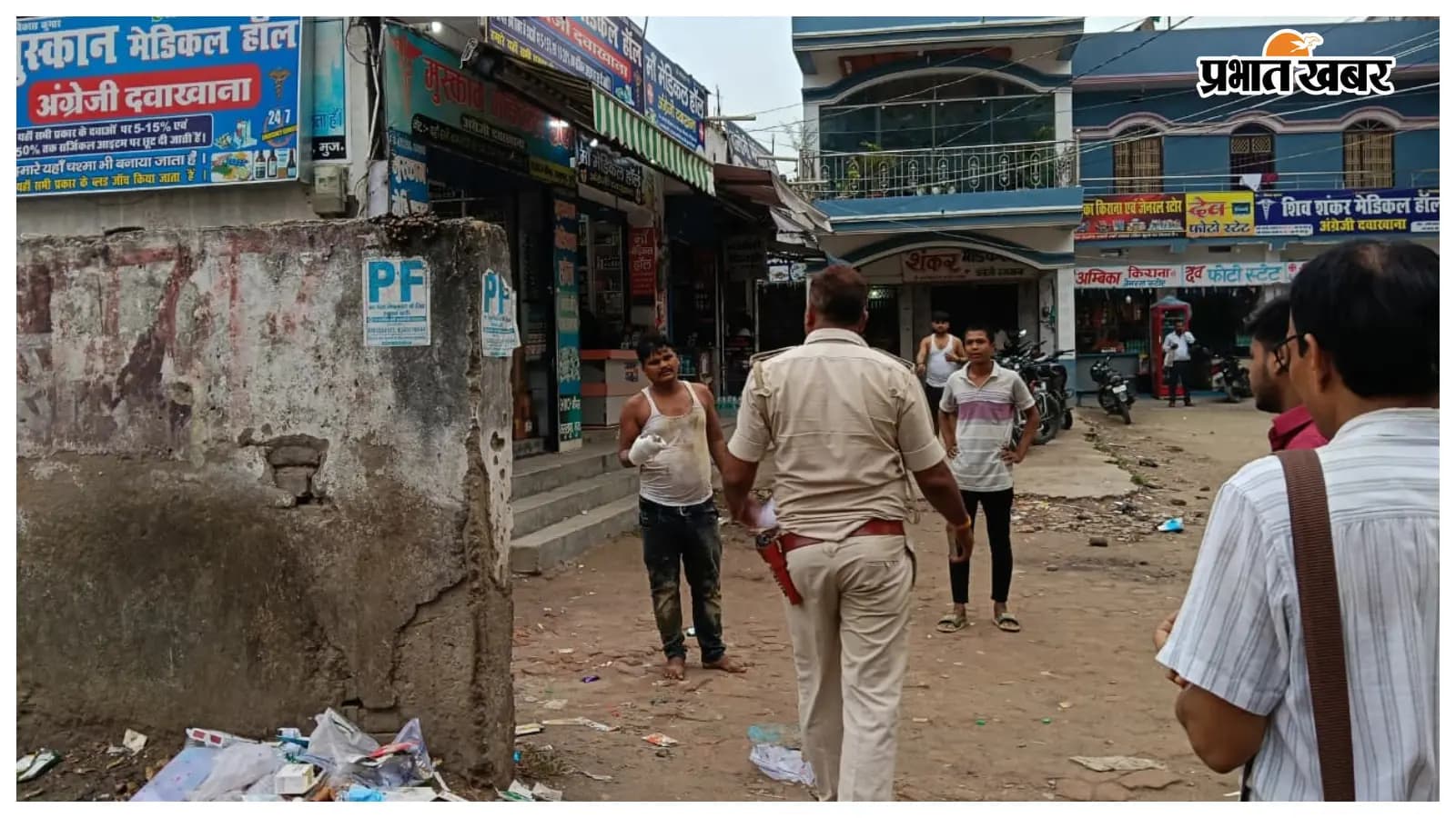 फरार होने की कोशिश के बाद आरोपी को पकड़कर ले जाती पुलिस फरार होने की कोशिश के बाद आरोपी को पकड़कर ले जाती पुलिस
