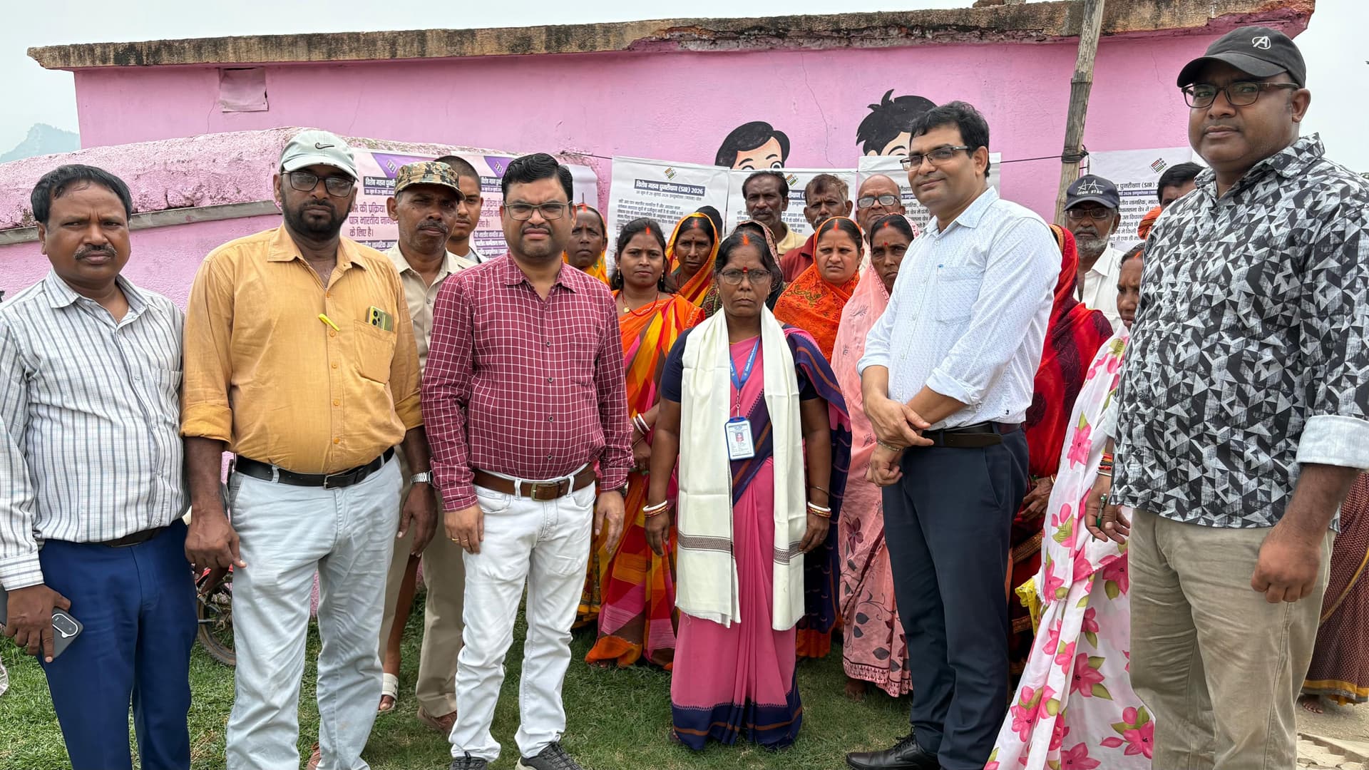 कसमार की बीएलओ प्रतिभा देवी को किया गया सम्मानित