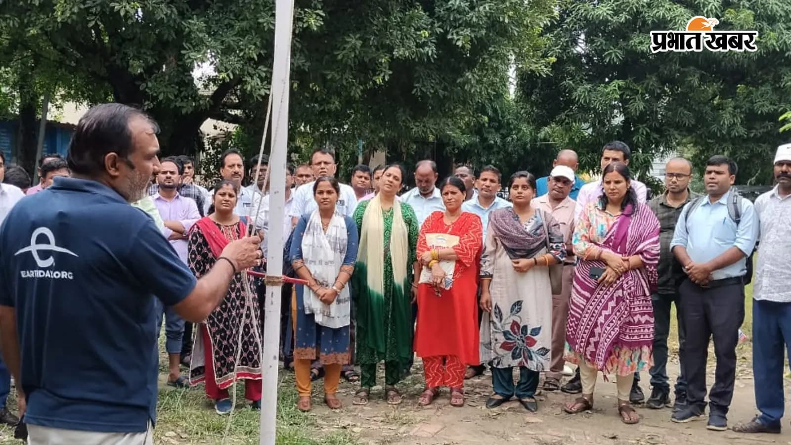 अभियान के दौरान शिक्षक-शिक्षिका और अन्य अभियान के दौरान शिक्षक-शिक्षिका और अन्य