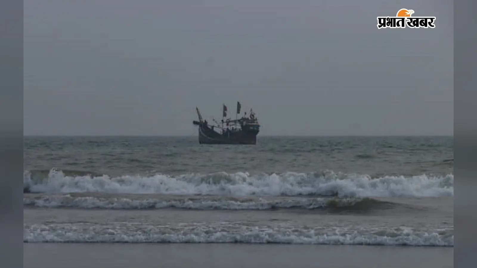 समुद्र में मछुआरे की नाव समुद्र में मछुआरे की नाव