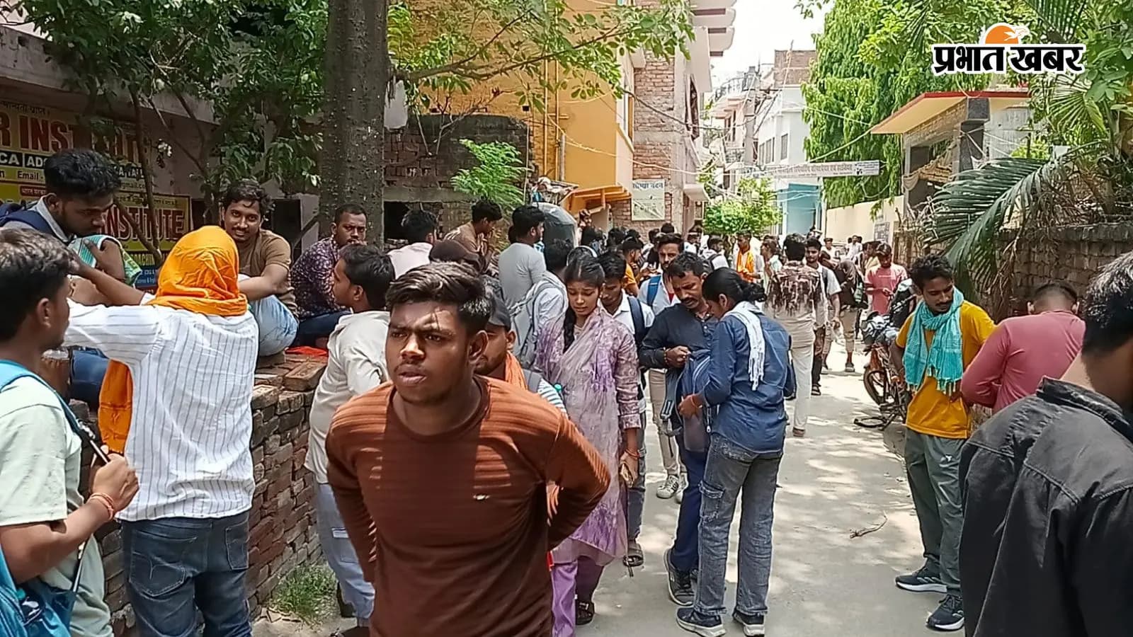 परीक्षा को लेकर केंद्र पर सुबह से पहुंचने लगे अभ्यर्थी परीक्षा को लेकर केंद्र पर सुबह से पहुंचने लगे अभ्यर्थी