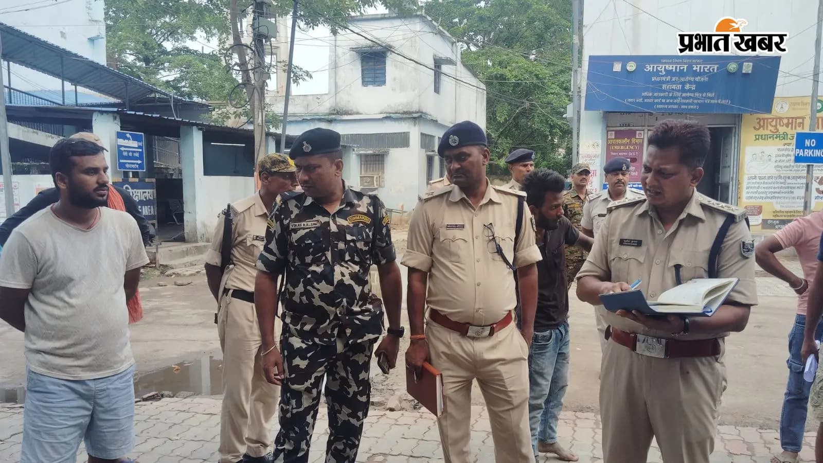 घटनास्थल पर मौजूद पुलिस घटनास्थल पर मौजूद पुलिस