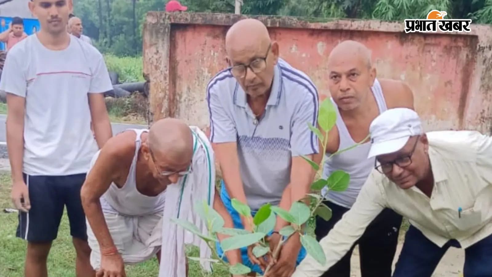 वृक्षारोपण करते परिजन वृक्षारोपण करते परिजन