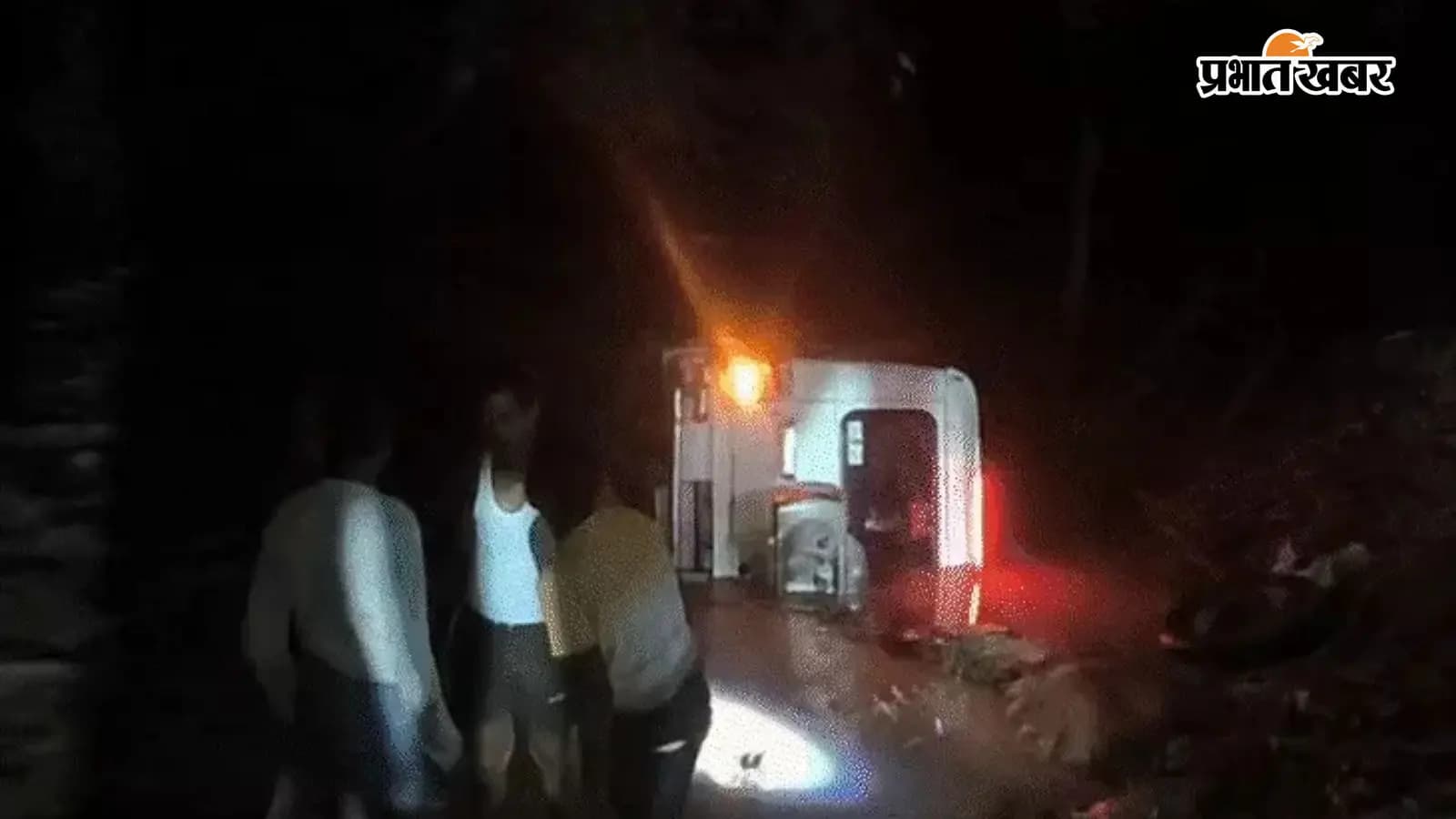 उफनते नाले में बही बारातियों की बोलेरो, बाल-बाल बची जान उफनते नाले में बही बारातियों की बोलेरो, बाल-बाल बची जान
