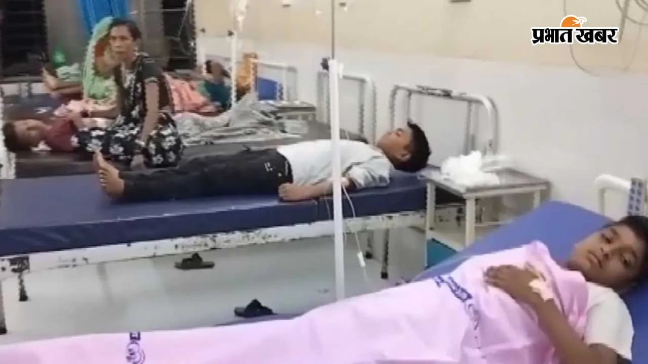 महाराष्ट्र के शहादा अस्पताल में भर्ती बीमार छात्र महाराष्ट्र के शहादा अस्पताल में भर्ती बीमार छात्र
