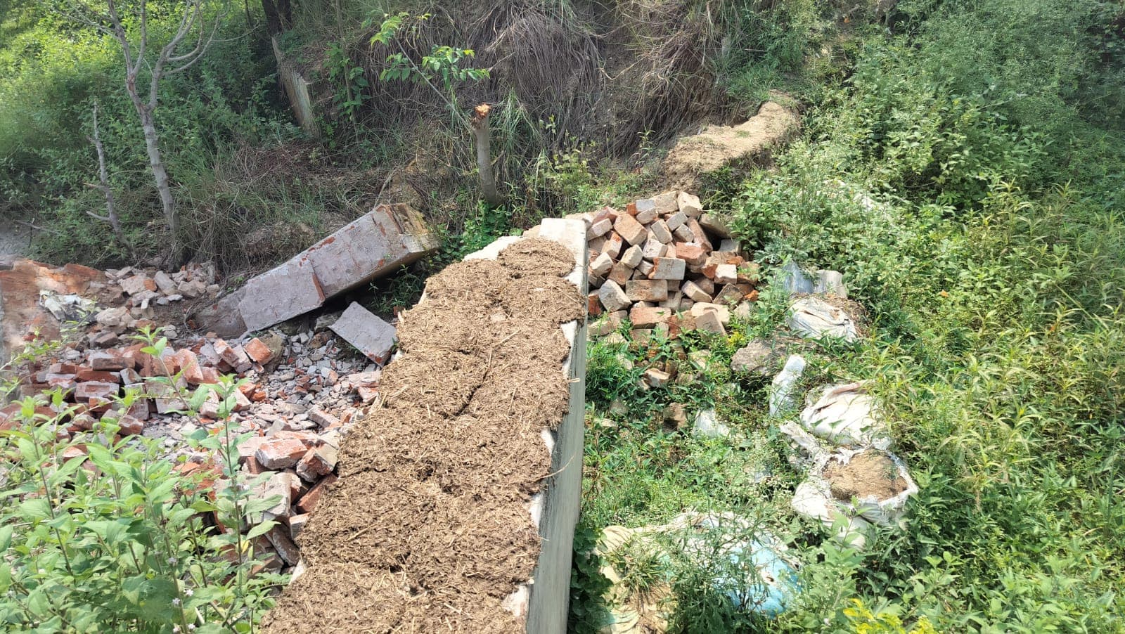 लौढ़िया खुर्द: सिंचाई विभाग की लापरवाही से हजारों एकड़ खेती पर संकट, दो साल से ध्वस्त पड़ा है नहर का ''छिटका'' लौढ़िया खुर्द: सिंचाई विभाग की लापरवाही से हजारों एकड़ खेती पर संकट, दो साल से ध्वस्त पड़ा है नहर का ''छिटका''