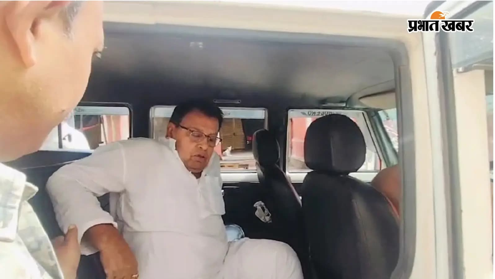 गिरफ्तार पदाधिकारी गिरफ्तार पदाधिकारी