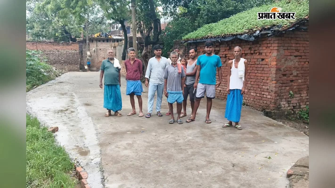नपं अकबरनगर के वार्ड 5 मे घटिया तरीके से पीसीसी ढ़लाई का विरोध करते स्थानीय लोग | Prabhat Khabar Network नपं अकबरनगर के वार्ड 5 मे घटिया तरीके से पीसीसी ढ़लाई का विरोध करते स्थानीय लोग | Prabhat Khabar Network