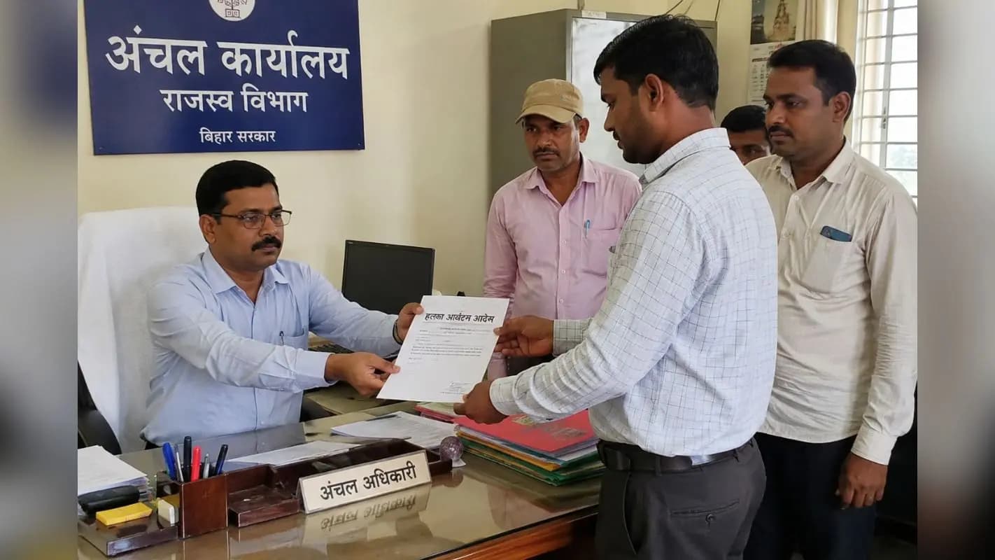 राजस्व कर्मचारी की सांकेतिक तस्वीर. राजस्व कर्मचारी की सांकेतिक तस्वीर.