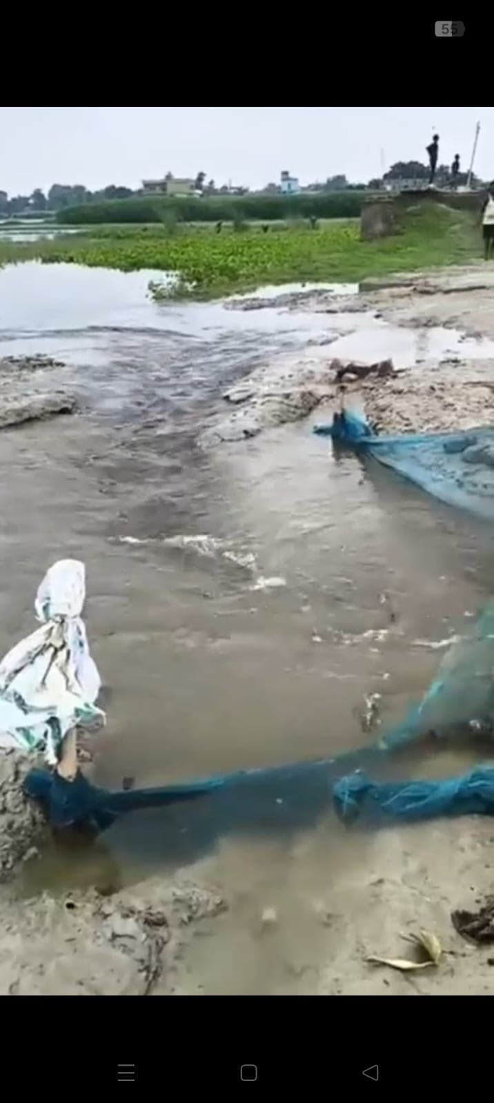 कोसी के बढ़ते जलस्तर से महिषी में बढ़ी चिंता, सड़क पर ओवरफ्लो से आवागमन ठप कोसी के बढ़ते जलस्तर से महिषी में बढ़ी चिंता, सड़क पर ओवरफ्लो से आवागमन ठप