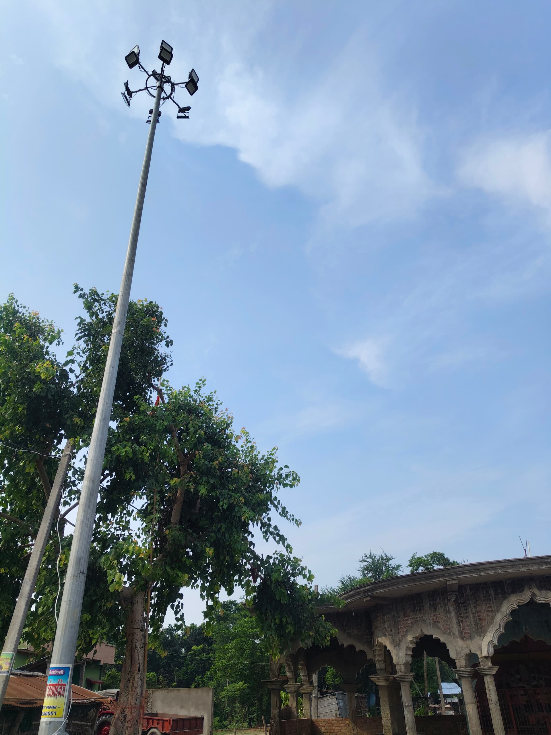 बेलदौर गोशाला मंदिर के समीप सांसद मद से लगायी गयी हाईमास्क लाइट बनी है शोभा की वस्तु बेलदौर गोशाला मंदिर के समीप सांसद मद से लगायी गयी हाईमास्क लाइट बनी है शोभा की वस्तु