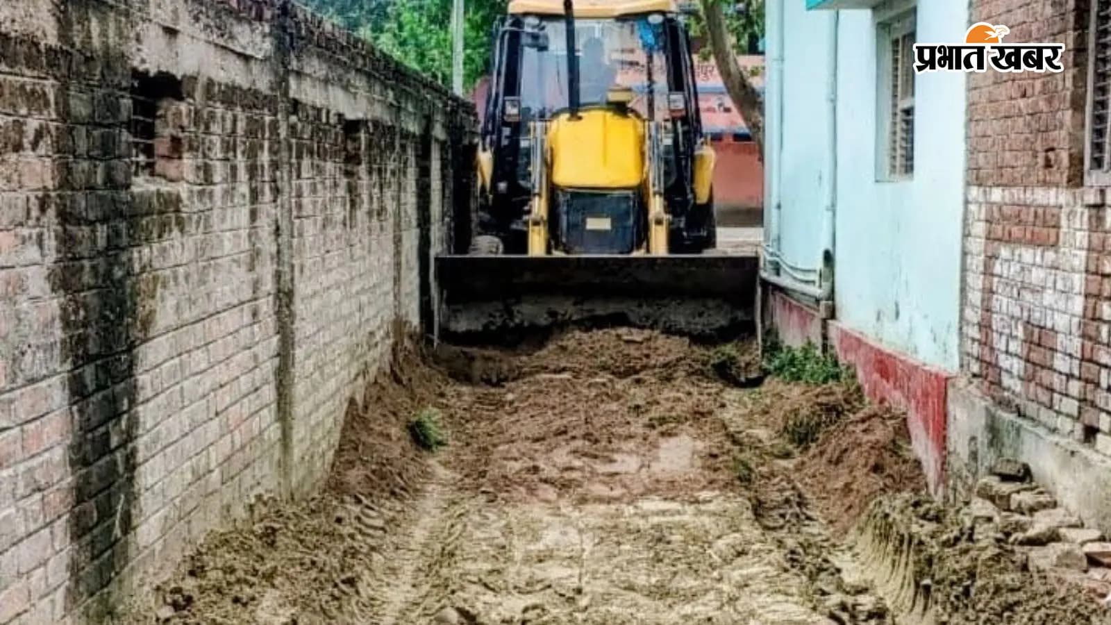 राबिस का समतलीकरण करती जेसीबी राबिस का समतलीकरण करती जेसीबी