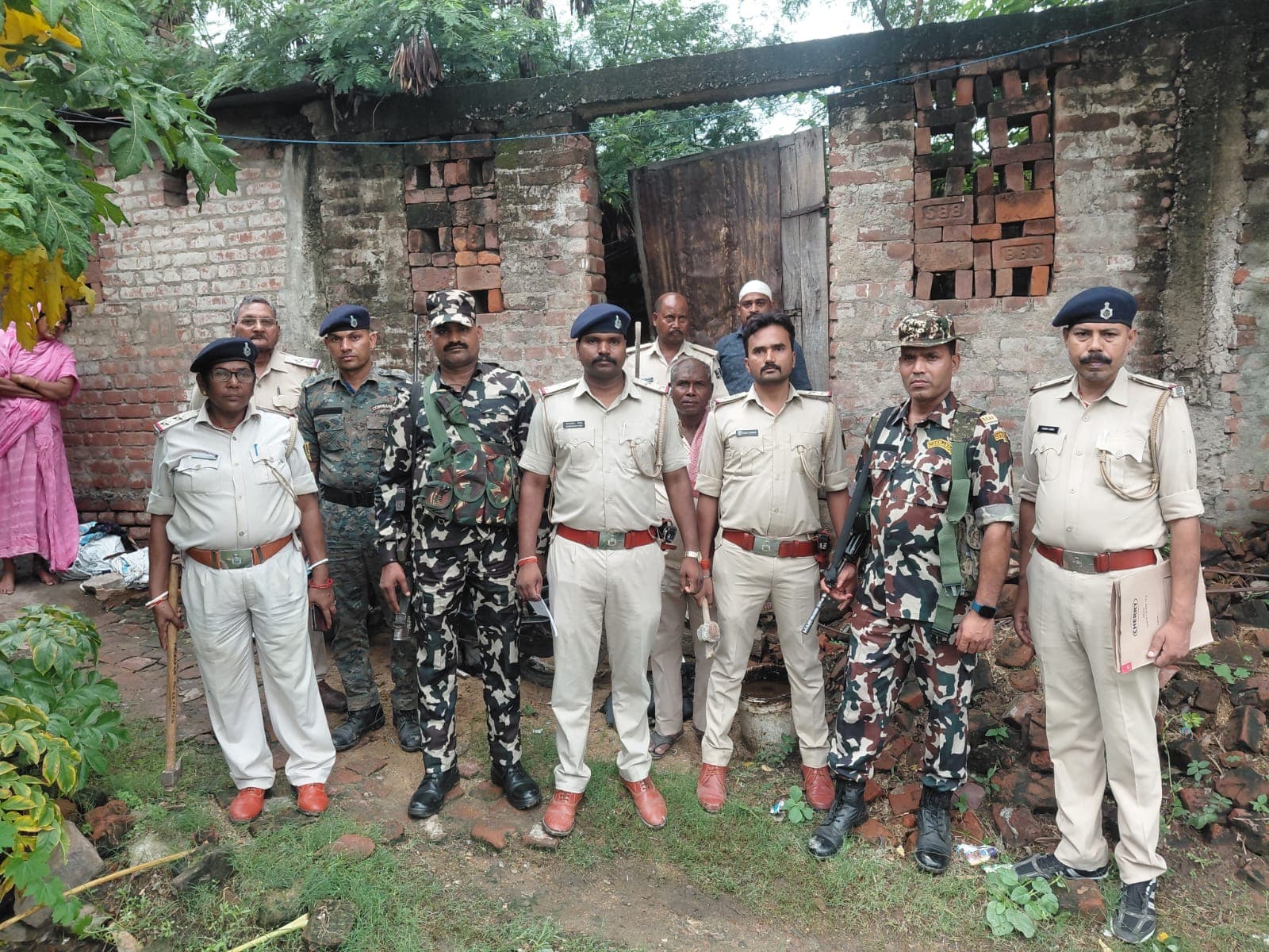 10 वर्ष पुराने गोलीकांड मामले में फरार अभियुक्त के घर कुर्की-जब्ती 10 वर्ष पुराने गोलीकांड मामले में फरार अभियुक्त के घर कुर्की-जब्ती