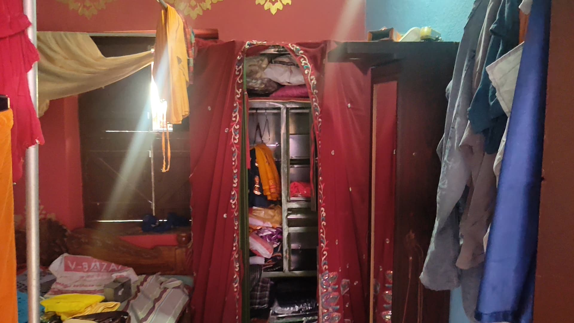 दस दिन के अंदर लालगंजऔर करताहा थाना क्षेत्र 9 घरों में करोड़ो रुपए के सामान की चोरी दस दिन के अंदर लालगंजऔर करताहा थाना क्षेत्र 9 घरों में करोड़ो रुपए के सामान की चोरी