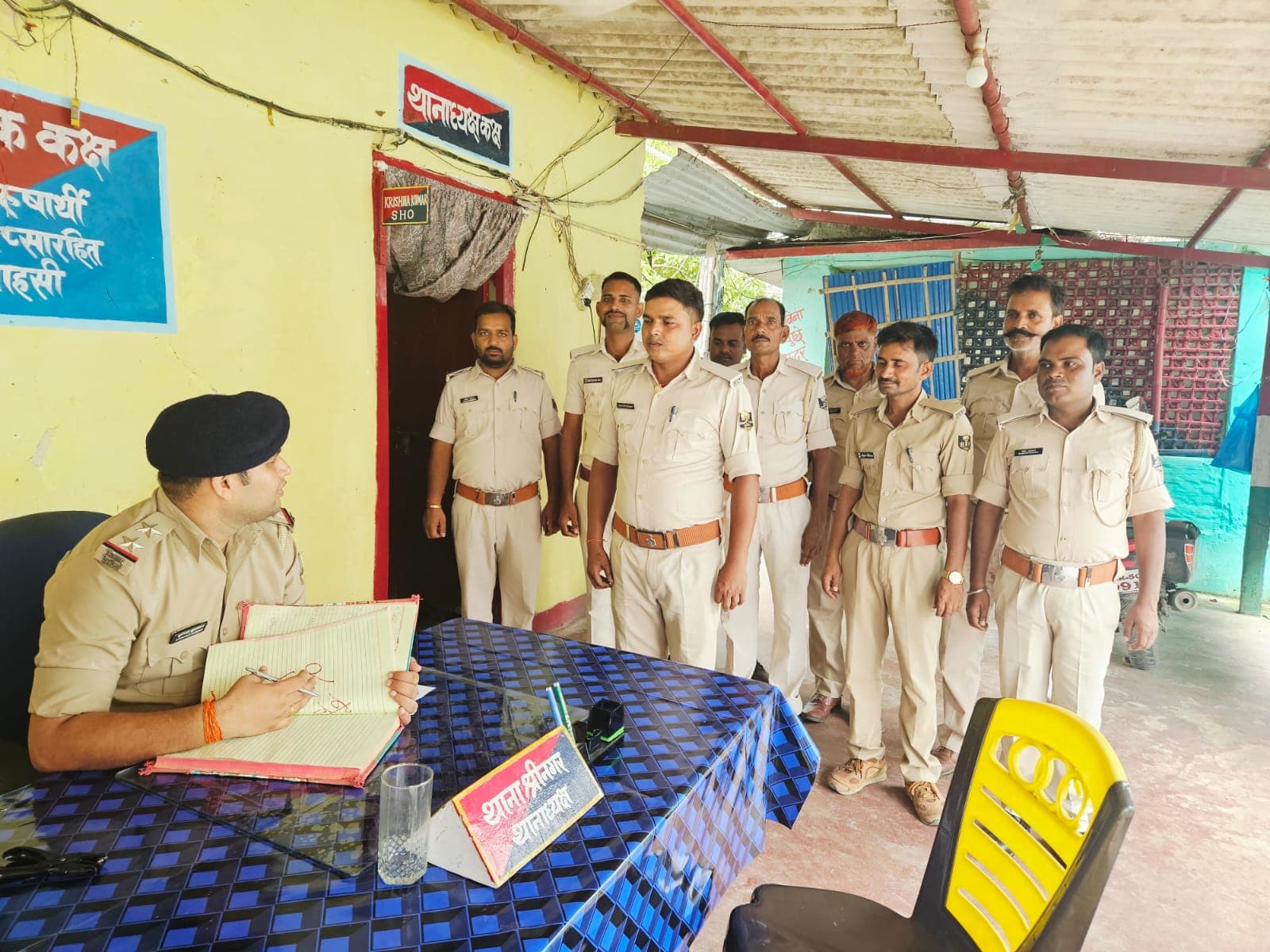 साप्ताहिक परेड में ग्रामीण पुलिस को चौकसी बरतने का निर्देश साप्ताहिक परेड में ग्रामीण पुलिस को चौकसी बरतने का निर्देश