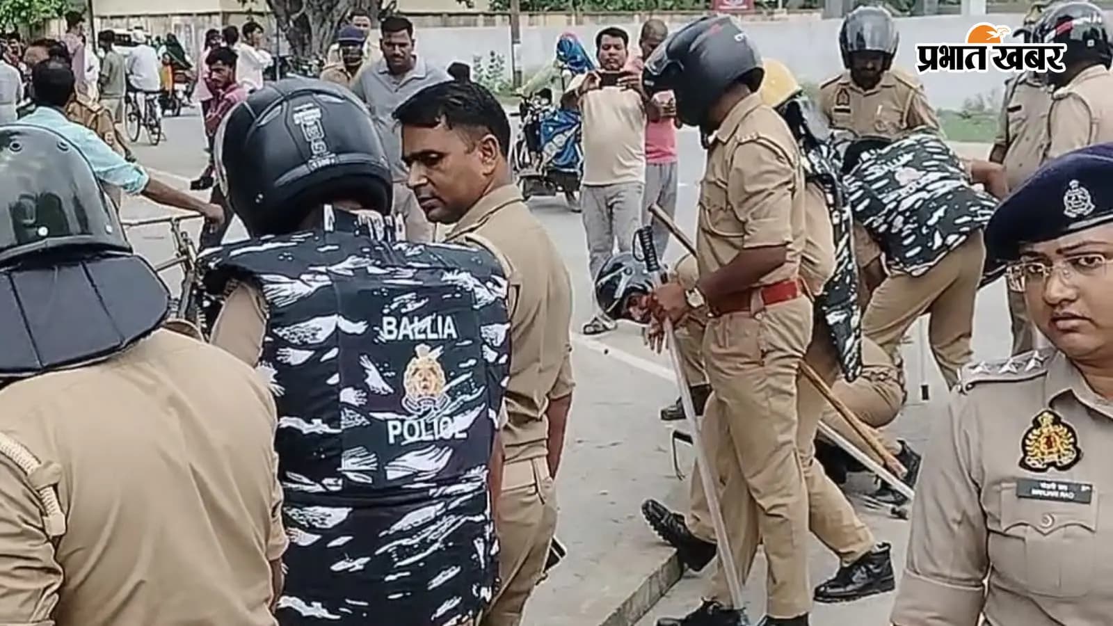 ग्रामीणों के जाम के बाद मौके पर पहुंची पुलिस ग्रामीणों के जाम के बाद मौके पर पहुंची पुलिस
