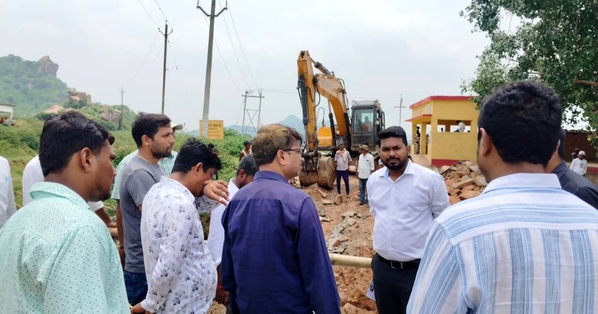 फुलवरिया डैम मार्ग की क्षतिग्रस्त पुलिया पर प्रशासन अलर्ट, रात तक बहाल होगा आवागमन फुलवरिया डैम मार्ग की क्षतिग्रस्त पुलिया पर प्रशासन अलर्ट, रात तक बहाल होगा आवागमन