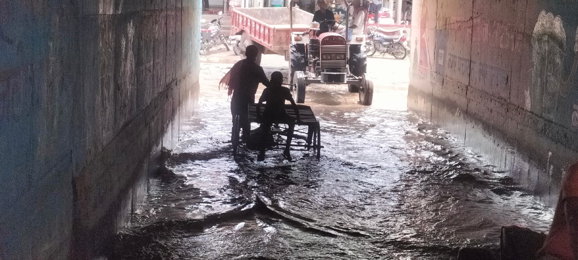 नरपतगंज अंडरपास में जलजमाव लोगों ने दिया आंदोलन का अल्टीमेटम नरपतगंज अंडरपास में जलजमाव लोगों ने दिया आंदोलन का अल्टीमेटम
