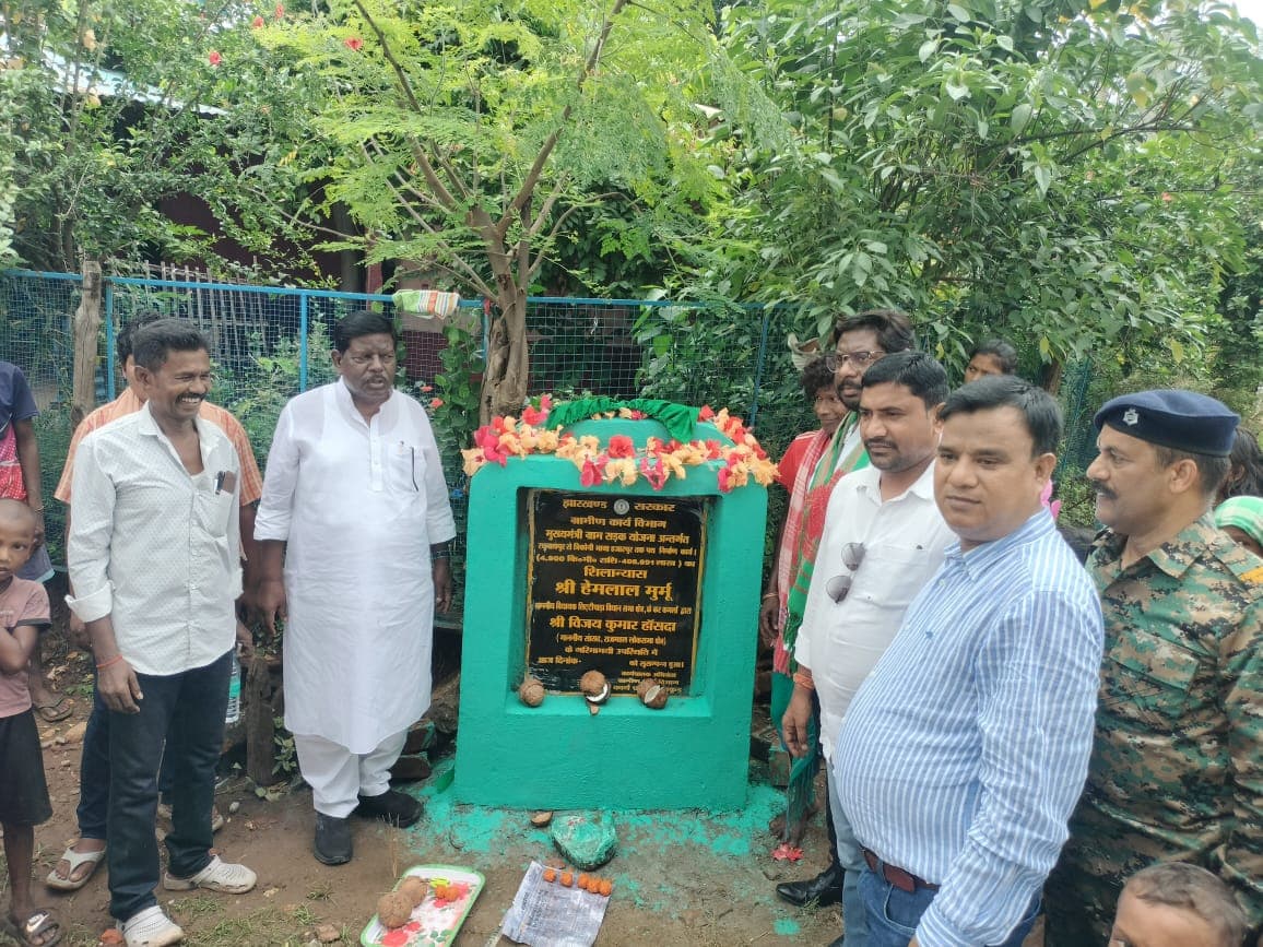 रघुनाथपुर-त्रिकोणी सड़क निर्माण का विधायक हेमलाल मुर्मू ने किया शिलान्यास रघुनाथपुर-त्रिकोणी सड़क निर्माण का विधायक हेमलाल मुर्मू ने किया शिलान्यास