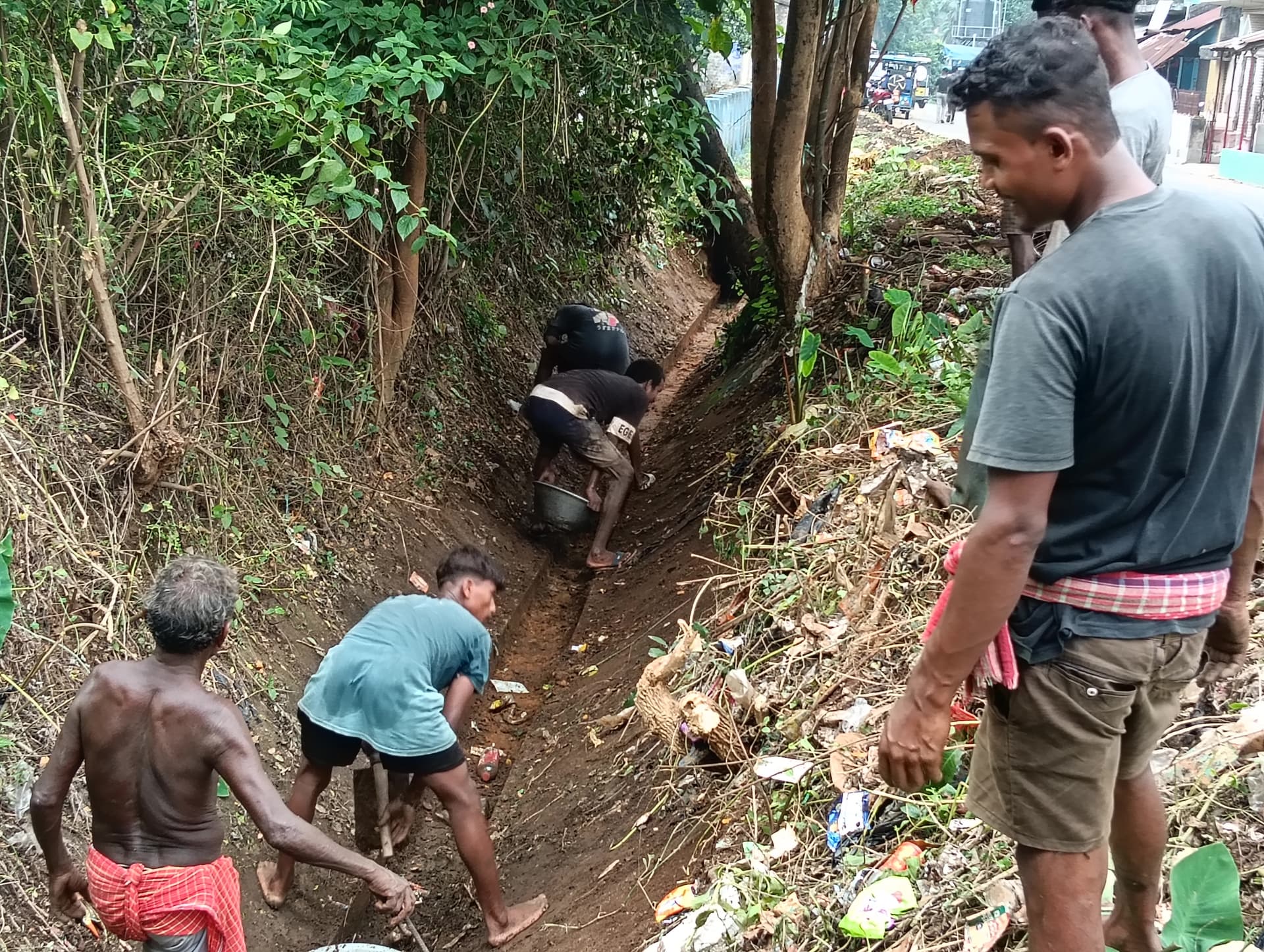 रानीबहाल के किसानों ने श्रमदान कर झाड़ी व नहर की गाद सफाई रानीबहाल के किसानों ने श्रमदान कर झाड़ी व नहर की गाद सफाई