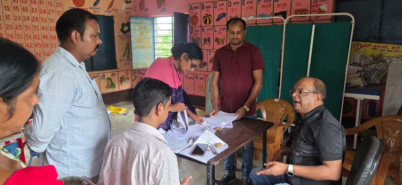 मतदाताओं के शिकायत पर 237 के बीएलओ को लगाया गया कड़ी फटकार मतदाताओं के शिकायत पर 237 के बीएलओ को लगाया गया कड़ी फटकार