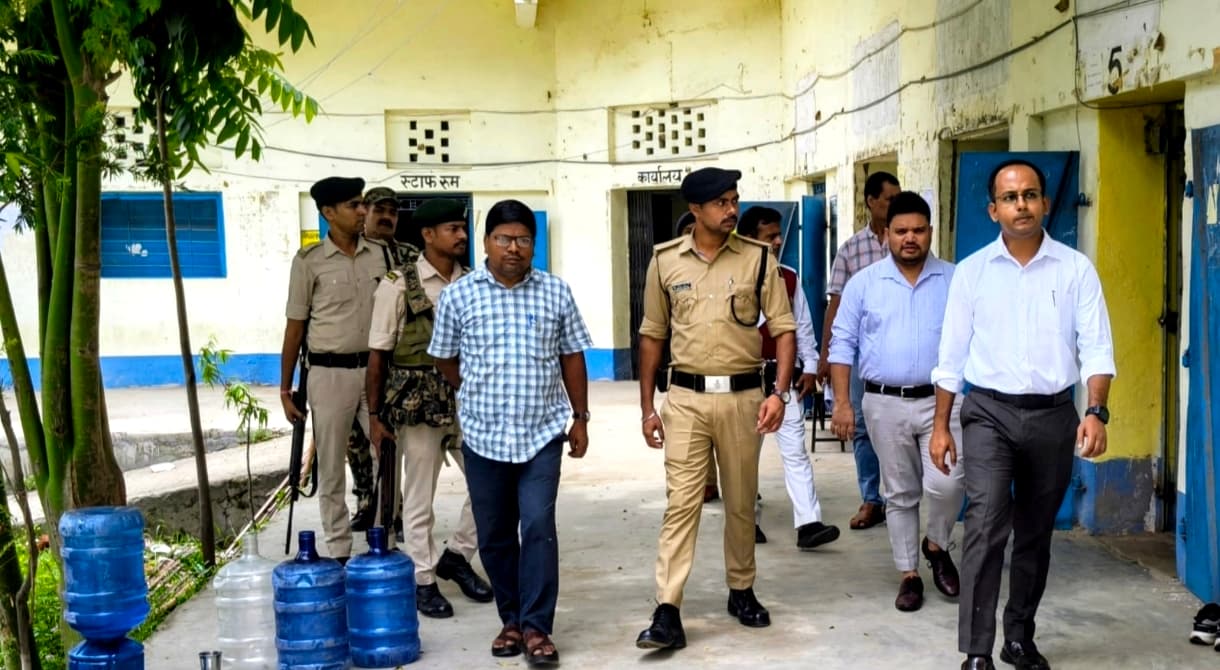 नवादा में कड़ी सुरक्षा के बीच शांतिपूर्ण ढंग से संपन्न हुई मद्य निषेध अवर निरीक्षक भर्ती परीक्षा, डीएम ने किया औचक निरीक्षण नवादा में कड़ी सुरक्षा के बीच शांतिपूर्ण ढंग से संपन्न हुई मद्य निषेध अवर निरीक्षक भर्ती परीक्षा, डीएम ने किया औचक निरीक्षण