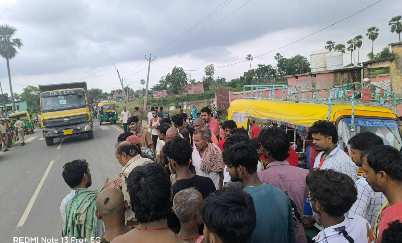 परिवार के साथ पूजा कर लौट रहे ऑटो चालक के साथ की मारपीट, चालक जख्मी परिवार के साथ पूजा कर लौट रहे ऑटो चालक के साथ की मारपीट, चालक जख्मी
