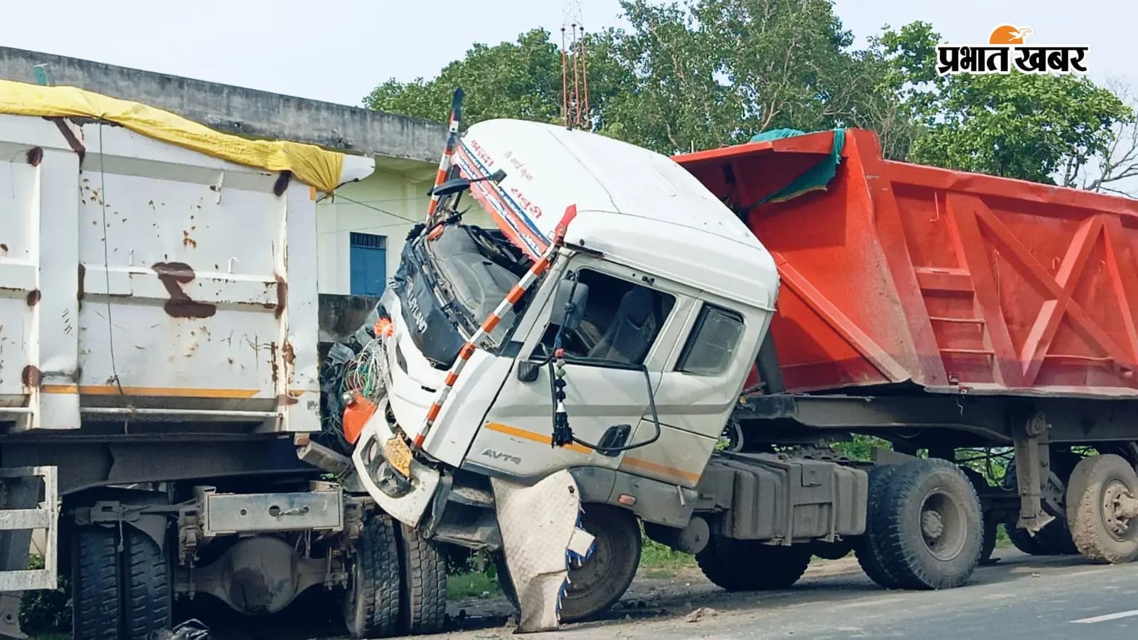 गया जी: कोंच में दो हाईवा भिड़े, चालक गंभीर गया जी: कोंच में दो हाईवा भिड़े, चालक गंभीर