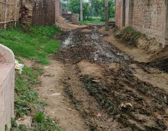 सड़क नहीं, जलजमाव व कीचड़ से खूटुकपार के ग्रामीण बेहाल सड़क नहीं, जलजमाव व कीचड़ से खूटुकपार के ग्रामीण बेहाल